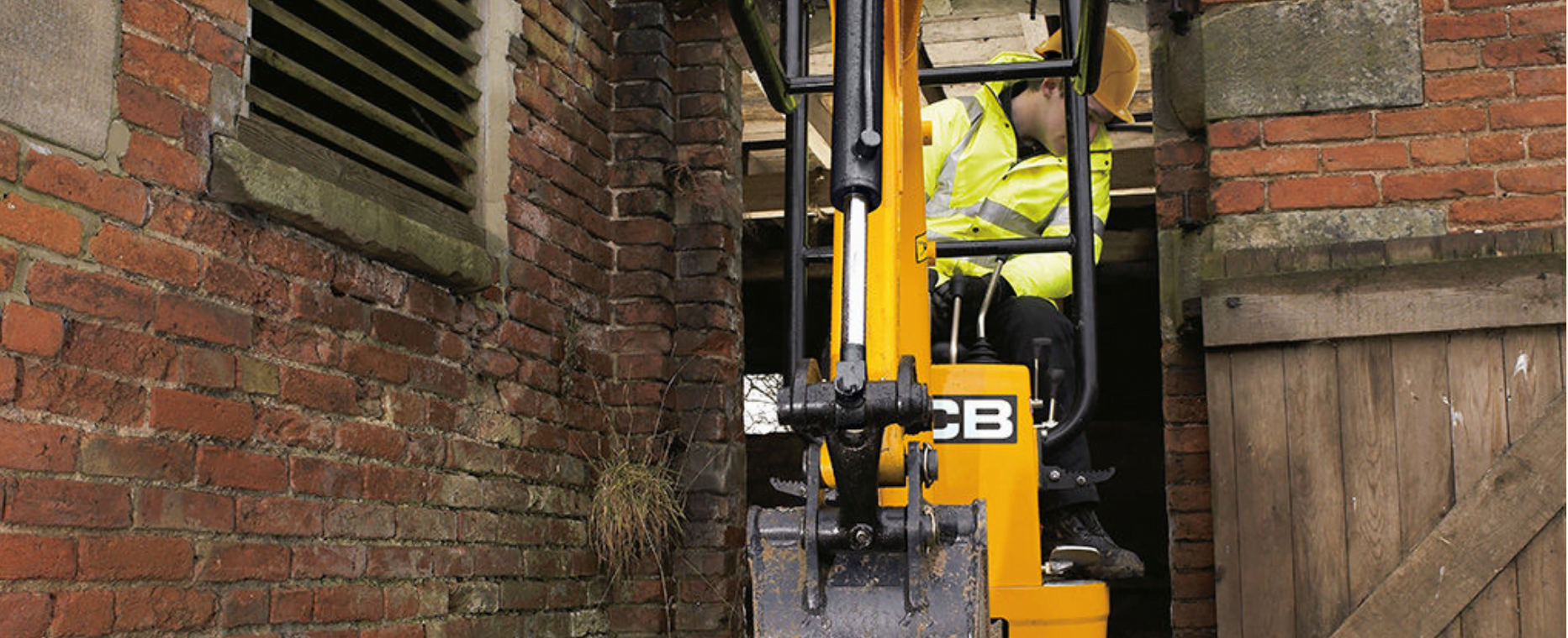 JCB 8008 CTS Micro Digger Garden Equipment Review