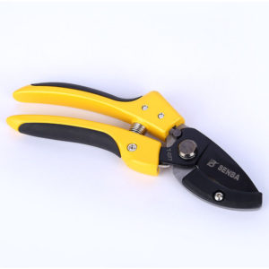 Non-slip multifunctional spring hand guard for secateurs