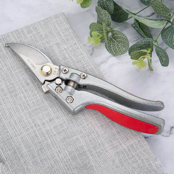 SK5 stainless steel secateurs allow precise cuts - ideal for trimming hedges, trees, plants, etc.